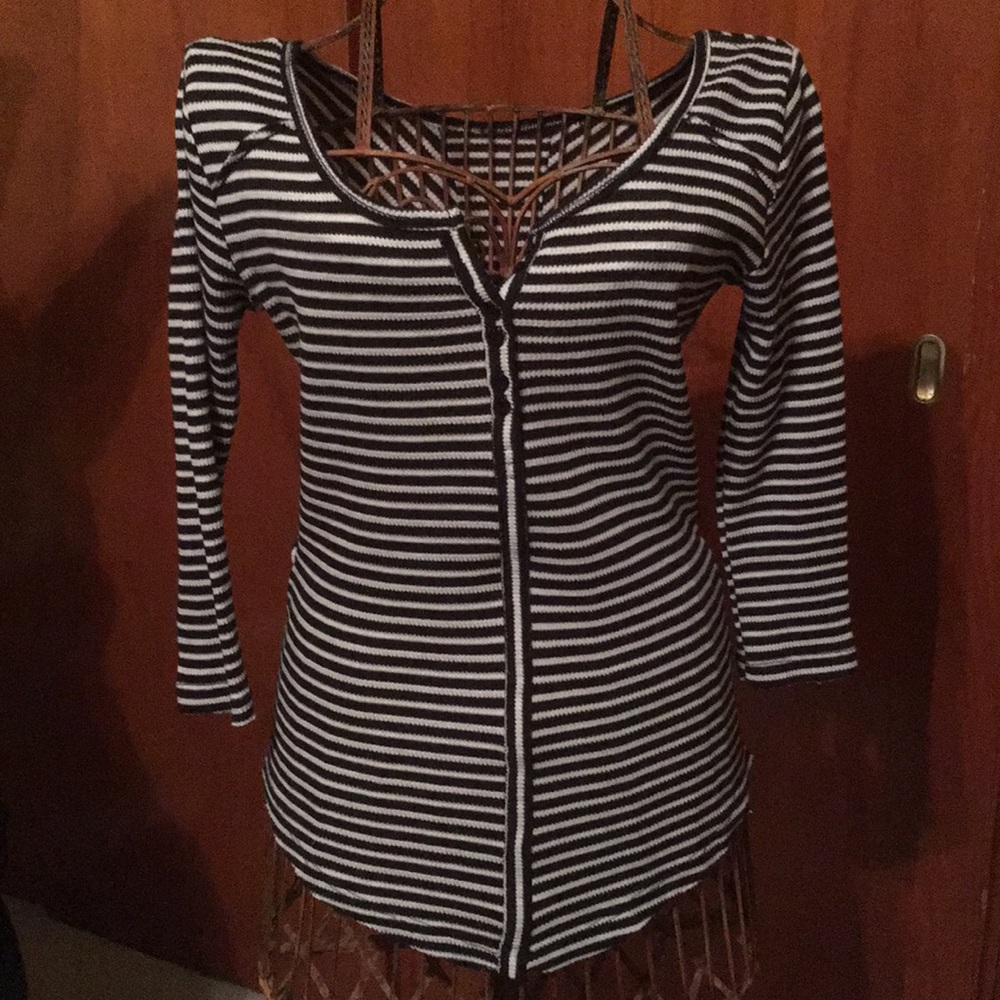 Jr's sz small 3/4 sleeve tee.